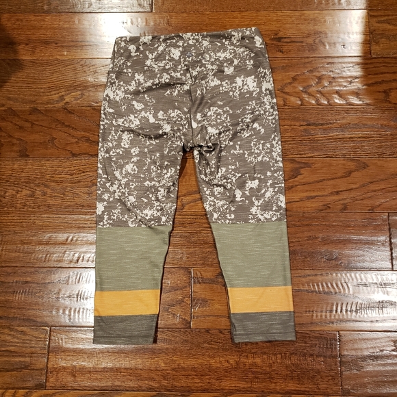 PrAna Pillar Workout Capri Moisture Wick Leggings - Size M - Picture 2 of 5